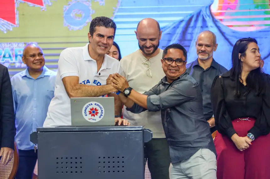 Em Marabá, Helder entrega notebooks a escolas que não têm nem agentes de portaria