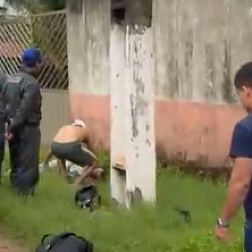 Motociclista avança preferencial e colide com carro na Av. 2000
