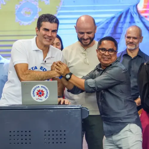 Em Marabá, Helder entrega notebooks a escolas que não têm nem agentes de portaria