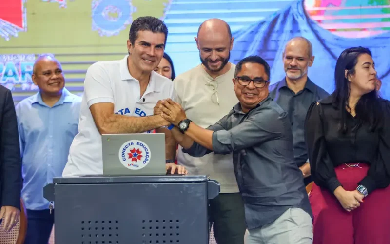 Em Marabá, Helder entrega notebooks a escolas que não têm nem agentes de portaria