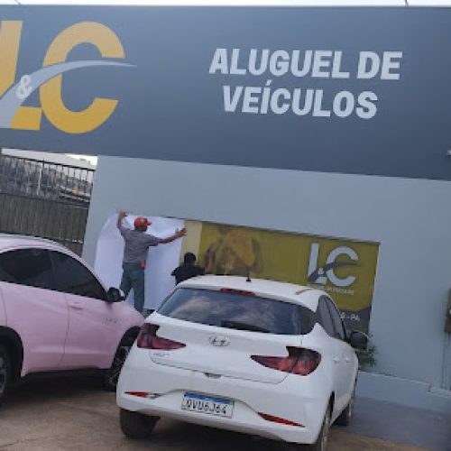 Sem dinheiro para marmitas ou bolsas de estágio, Toni renova contrato milionário com empresa da família